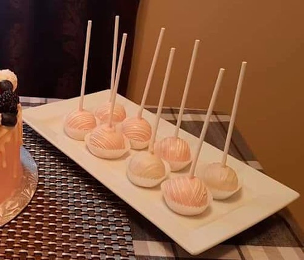 Vanilla Cake Pops with blackberries